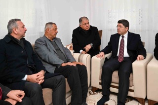 ADALET BAKANI YILMAZ TUNÇ, DEPREMZEDELERİ ZİYARET ETTİ