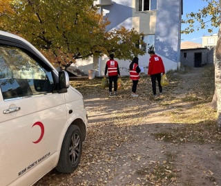 ADİLCEVAZ KIZILAY ŞUBESİ İHTİYAÇ SAHİPLERİNE YARDIM ETTİ