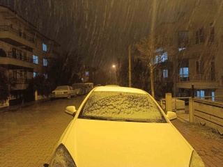 AFYONKARAHİSAR’DA BEKLENEN KAR YAĞIŞI ETKİSİNİ GÖSTERDİ
