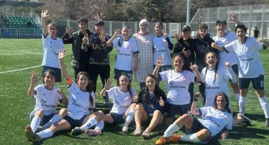 Ağrı Aile ve Sosyal Politikalar Gençlik ve Spor Kulübü Kadın Futbol Takımı Şampiyonluğa Bir Adım Daha Yaklaştı