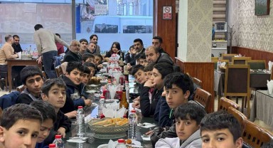 Ağrı İş İnsanı Öğrencilere İftar Yemeği Verdi