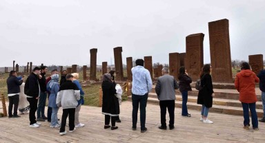 Ahlat'taki Selçuklu Meydan Mezarlığı'nda Ramazan Bayramı Ziyaretçi Yoğunluğu