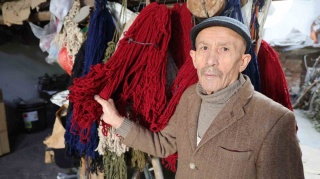AKSARAY'DA KÖK BOYASIYLA ÜRETİLEN HALILAR TÜKENİYOR