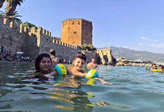 ALANYA'DA TURİSTLER GÜNEŞİN VE DENİZİN KEYFİNİ ÇIKARDI