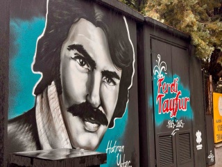 ALTIEYLÜL BELEDİYESİ, FERDİ TAYFUR’U DUVARA RESMEDEREK VEFA ÖRNEĞİ SERGİLEDİ