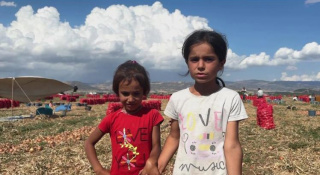 AMASYA’NIN GÜMÜŞHACIKÖY İLÇESİNDE HORTUMLA KARŞI KARŞIYA KALAN ÇOCUKLAR