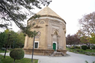 ANADOLU’NUN İLK KADIN HÜKÜMDARI HÜDAVENT HATUN’UN NİĞDE’DEKİ TÜRBESİ