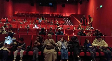 Anlamlı bir etkinlik: Çocuklar ve aileleri çizgi film gösteriminde buluştu