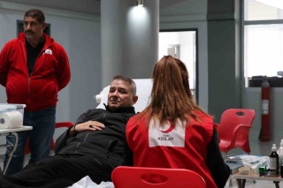 ARDAHAN İL EMNİYET MÜDÜRÜ VE PERSONELİ KIZILAY'A KAN BAĞIŞINDA BULUNDU