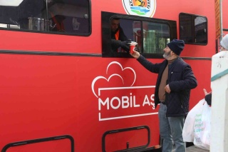 ATAKUM BELEDİYESİ ZORLU KIŞ ŞARTLARINDA VATANDAŞLARA ÇORBA İKRAM EDİYOR