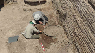 AYANIS KALESİ'NDE BULUNAN BRONZ KALKANLAR VE MİĞFERLER