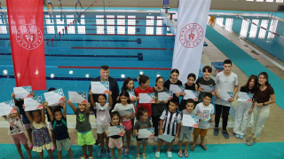 AYDIN’DA MİNİK SPORCULAR YÜZME SERTİFİKALARINI ALDI