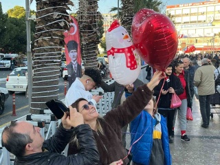 AYDIN'DA YAPAY KAR YAĞDI: ÇOCUKLAR SEVİNÇTEN HAVALARA UÇTU
