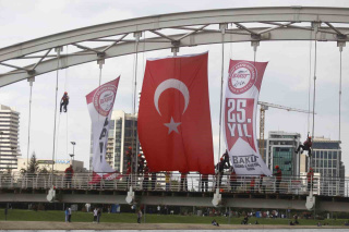 BAKUT 25. YILINI DEV TÜRK BAYRAĞI AÇARAK KUTLADI