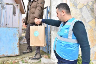 BALIKESİR BÜYÜKŞEHİR BELEDİYESİ DAR GELİRLİ AİLELERE BESLENME DESTEĞİ SAĞLIYOR