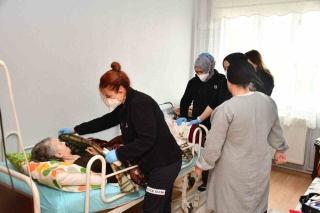 BALIKESİR BÜYÜKŞEHİR BELEDİYESİ YAŞLI VE BAKIMA MUHTAÇ VATANDAŞLARA EVDE BAKIM HİZMETİ SUNUYOR