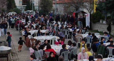 Balıkesir Sındırgı’da Bin Çocuk İftar Sofrasında Toplandı
