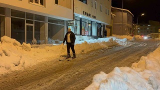 BAYBURT'TA KAR KALINLIĞI 80 SANTİMETREYİ BULUNCA VATANDAŞ CADDE ÜZERİNDE KAYAK YAPTI