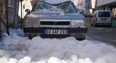 Bayburt'ta Kar Kütlesi Otomobili Pert Etti