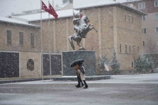 BAYBURT'TA KAR YAĞIŞI ETKİSİNİ SÜRDÜRÜYOR: VALİLİKTEN UYARI!