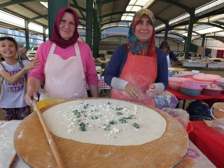 BİGADİÇ HANIMELİ PAZARI KADINLARIN EMEĞİYLE BÜYÜYOR