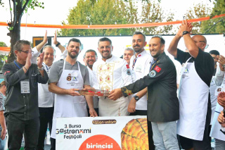 BURSA GASTRONOMİ FESTİVALİ'NDE 15 METRELİK BÖREK YEME YARIŞMASI