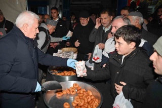 BURSALILAR REGAİB KANDİLİNDE CAMİLERE AKIN ETTİ, BAŞKAN BOZBEY VATANDAŞLARA TATLI İKRAM ETTİ