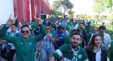 Bursaspor Taraftarları Şampiyonluk Coşkusunu Artvin Hopaspor Maçının Ardından Kutladı