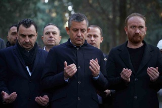 CHP GENEL BAŞKANI ÖZGÜR ÖZEL, MANİSA'DA ANMA VE TAZİYE ZİYARETİ GERÇEKLEŞTİRDİ