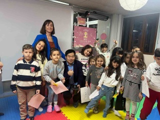 ÇİNLİ MÜHENDİSTEN ÇOCUKLARI SEVİNDİREN PERFORMANS