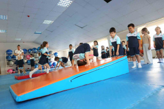 ÇOCUKLAR JİMNASTİK YAZ SPOR OKULU'NDA EĞLENİRKEN ÖĞRENİYOR