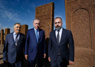 CUMHURBAŞKANI ERDOĞAN, AHLAT SELÇUKLU MEYDAN MEZARLIĞINI ZİYARET ETTİ