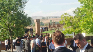CUMHURBAŞKANI ERDOĞAN AHLAT SELÇUKLU MEZARLIĞI'NI ZİYARET ETTİ