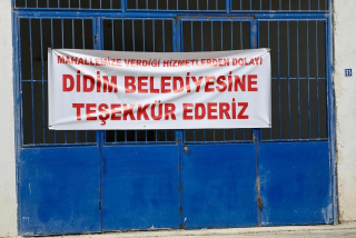 DİDİM BELEDİYE BAŞKANI HATİCE GENÇAY, SANAYİ SİTESİNDE YOL ÇALIŞMALARINI PANKARTLA TEŞEKKÜR ETTİRDİ