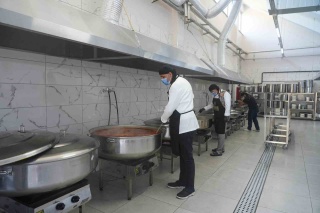 DİYARBAKIR BÜYÜKŞEHİR BELEDİYESİ GÜNDE 5 BİN KİŞİYE YEMEK ÇIKARACAK AŞHANE KURDU