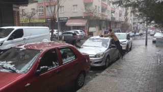 DİYARBAKIR'DA YKS'YE HAZIRLANAN ÖĞRENCİLER KAR TOPU OYNAYARAK STRES ATTI