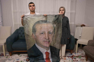 DOĞUŞTAN GÖRME ENGELLİ KARDEŞLERİN CUMHURBAŞKANI SEVGİSİ