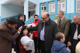 DULKADİROĞLU İLÇESİNDE ÖĞRENCİLERE KIŞLIK KIYAFET DAĞITIMI YAPILDI