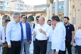 DÜZCE BELEDİYE BAŞKANI FARUK ÖZLÜ, CEDİDİYE CAMİİ VE MEYDANINDAKİ ÇALIŞMALARI İNCELEDİ