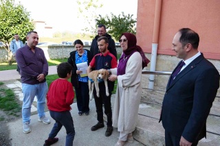 DÜZCE BELEDİYESİ ENGELSİZ YAŞAM MERKEZİNE YAVRU KÖPEK TESLİM ETTİ
