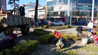 DÜZCE BELEDİYESİ YENİ YILIN İLK GÜNÜNDE ÇALIŞMALARINA DEVAM EDİYOR