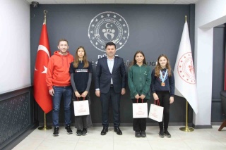 DÜZCE GENÇLİK VE SPOR İL MÜDÜRÜ BAŞARILI YÜZÜCÜLERİ AĞIRLADI