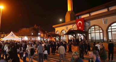 Düzce Kızılay Tarafından Teravih Namazı Sonrası Bal Şerbeti İkramı Yapıldı
