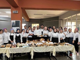 DÜZCE ÜNİVERSİTESİ GASTRONOMİ BVEFADI ÖĞRENCİLERİ, YARATICI PASTALARINI SERGİLEDİ