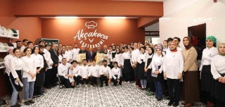 DÜZCE ÜNİVERSİTESİ ÖĞRENCİLERİ GASTRONOMİ VE MUTFAK SANATLARI ETKİNLİĞİNDE UZMAN ŞEFLERLE BULUŞTU