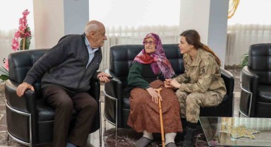 Elazığ Jandarma Ekipleri Huzurevi Sakinleriyle Pasta Keserek Buluştu
