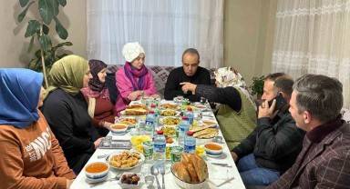 Emniyet Müdürü Yaşlı Kadını Evinde Ziyaret Etti