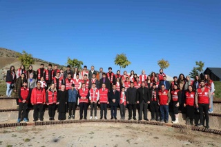 ERZİNCAN VALİSİ ÖĞRENCİLERLE KIZILAY HAFTASINI KUTLADI