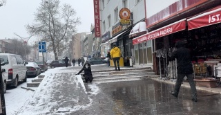ERZİNCAN'DA KAR YAĞIŞI SONRASI YOLLARDA OLUŞAN BUZLANMA KIRIK VAKALARINA YOL AÇTI