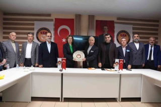 ESKİŞEHİR DOST DERNEKLER FEDERASYONU BAŞKANI VE YÖNETİMİ BÜYÜKŞEHİR BELEDİYE BAŞKANIYLA BULUŞTU